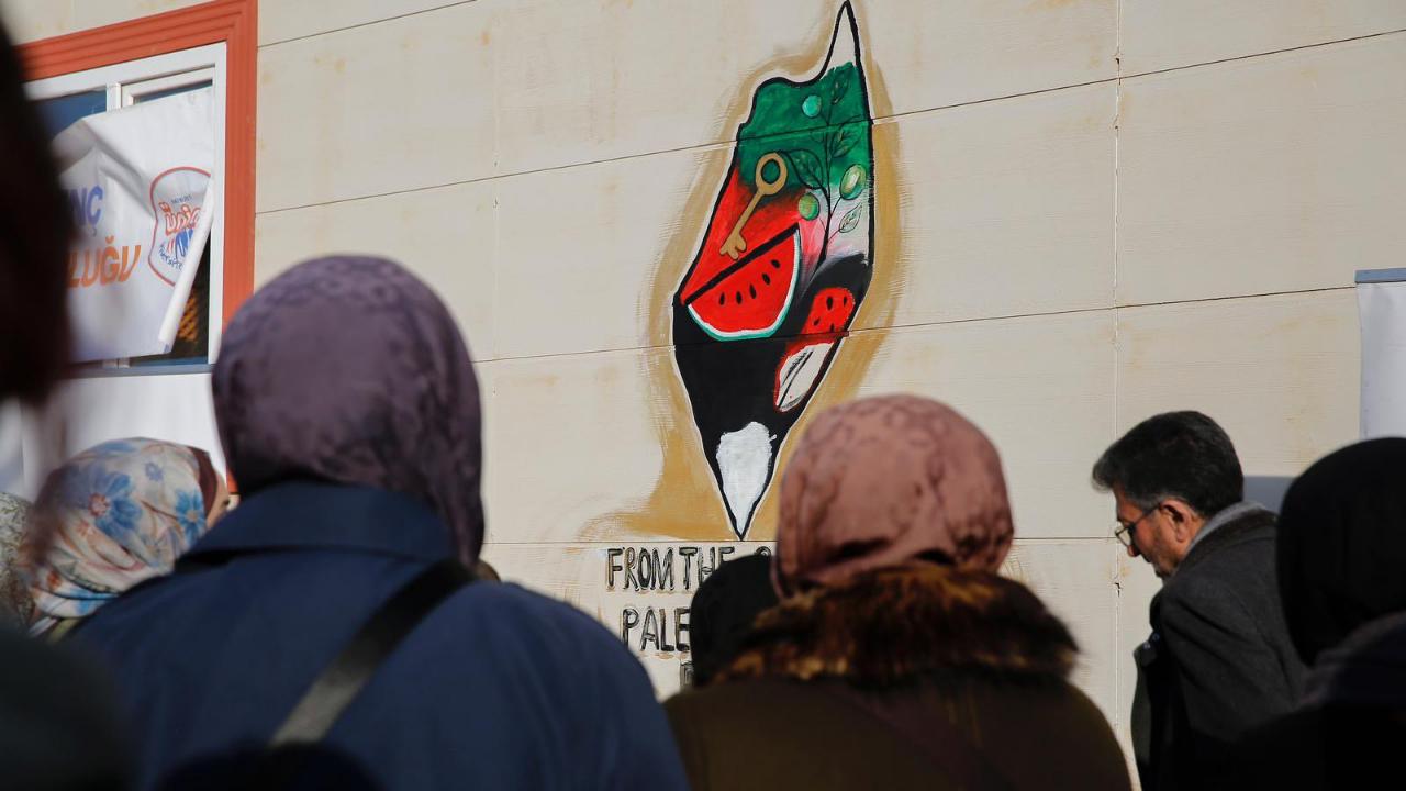 Fakülte duvarına anlamlı mesaj