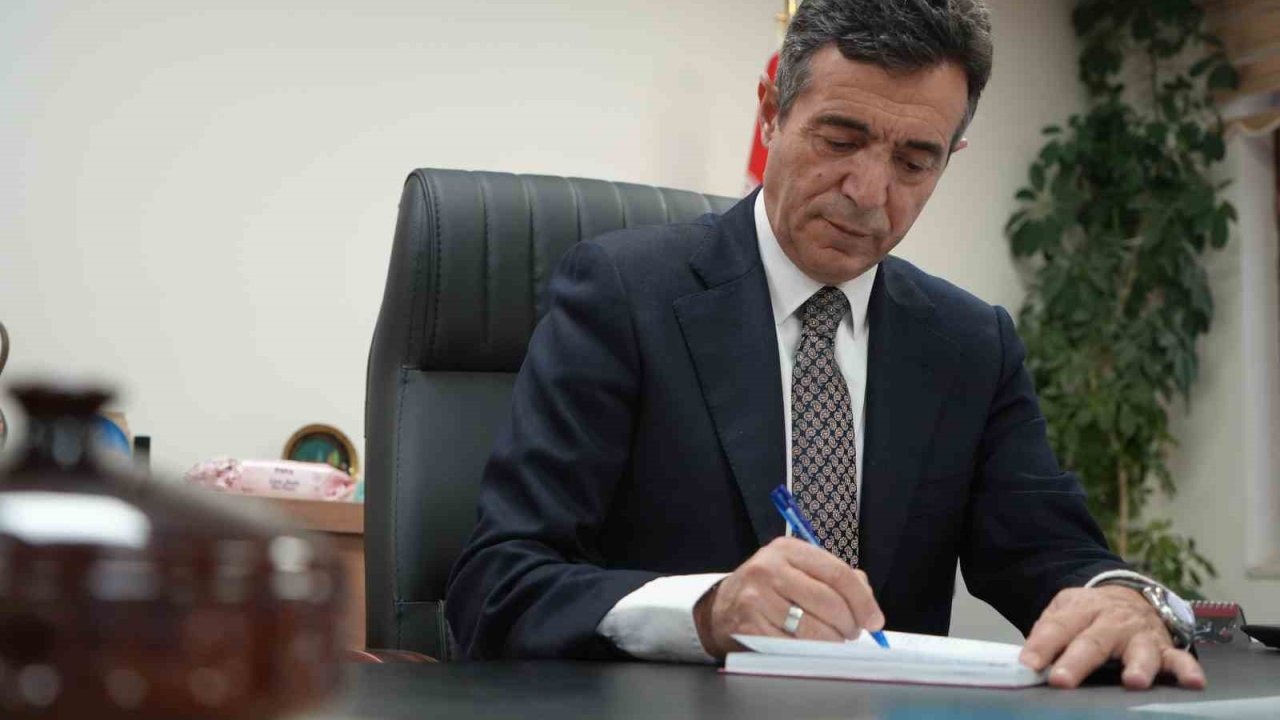 Koridorlarında koştuğu okula müdür oldu: Ensar Çeker, 40 yıllık okulun günlüğünü tutuyor