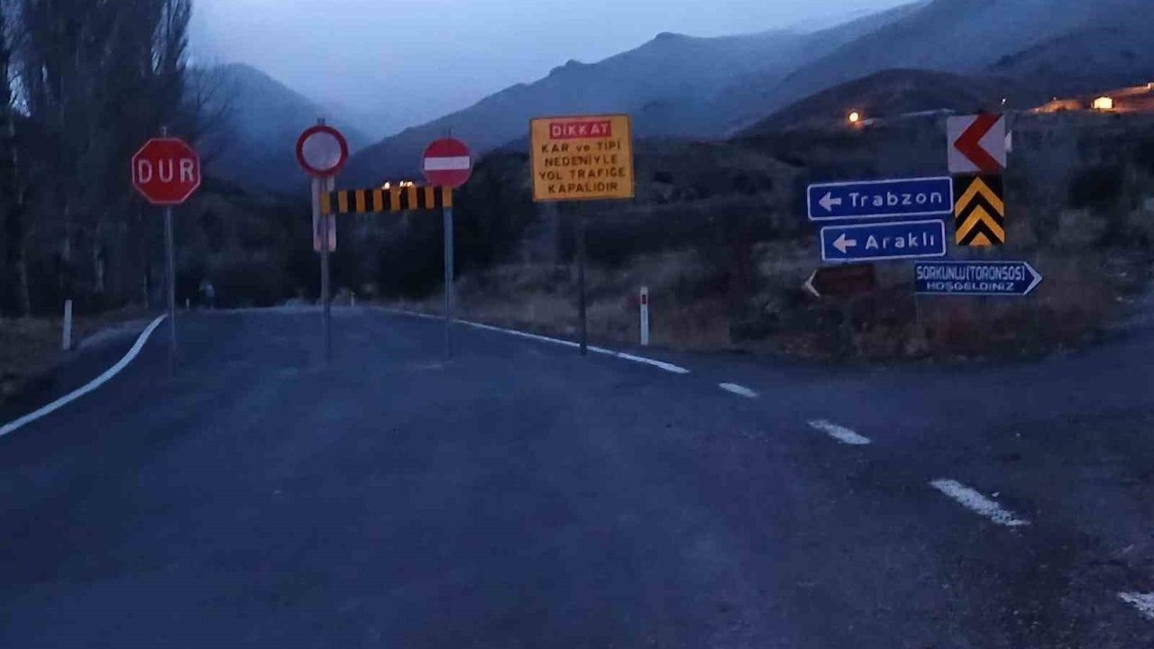 Köy yollarında ulaşıma kar engeli