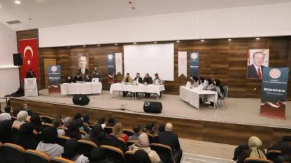 Liseler arası münazara yarışmasında kıran kırana tartışma