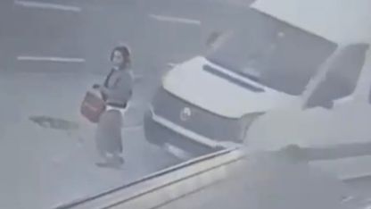 Dolmuş bekleyen kadın minibüsün altında böyle kaldı