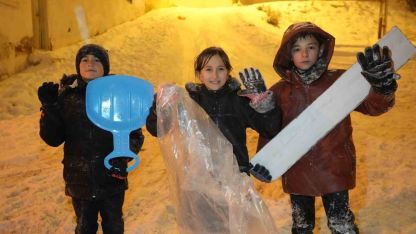 Bayburt’ta kar tatilini fırsat bilen çocuklar soluğu dışarıda aldı