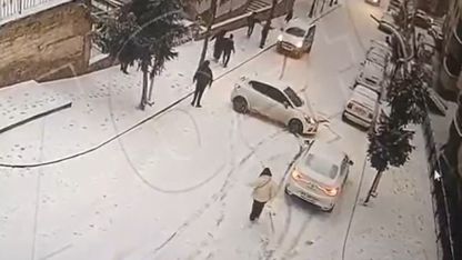 Gümüşhane’de buzlu yolda yokuş aşağı kayan araçlar kamerada