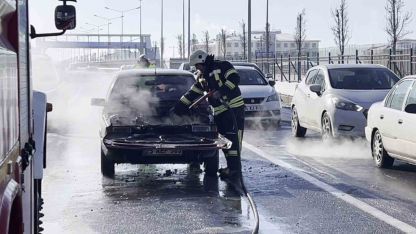 Seyir halindeki otomobil yandı