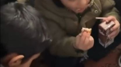 Erzincan’da servis kara saplandı, acıkan minik öğrenciler beslenme çantalarına sarıldı