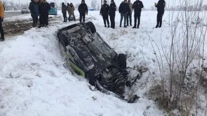 Erzincan’da polis aracı şarampole uçtu: 2 polis yaralandı