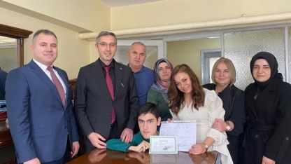 Evde eğitim alan öğrenciler karnelerini Kahraman’dan aldı