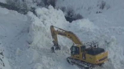 Erzincan’da köy yoluna çığ geldi