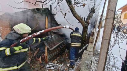 Garaj ve depo olarak kullanılan alanda çıkan yangın söndürüldü