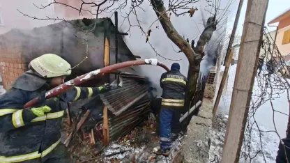 Garaj ve depo olarak kullanılan alanda çıkan yangın söndürüldü