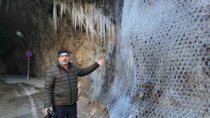 Kemaliye’de ’dünyanın en zorlu yolları’ arasında gösterilen "Taş Yolu" buz tuttu