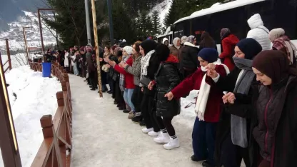 Uzungöl’ün çevresinde binlerce kişi horon halkası oluşturdu