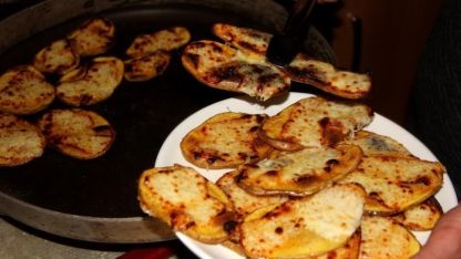 Erzincan’da soğuk kış gecelerinin sıcak lezzeti kaşarlı patates