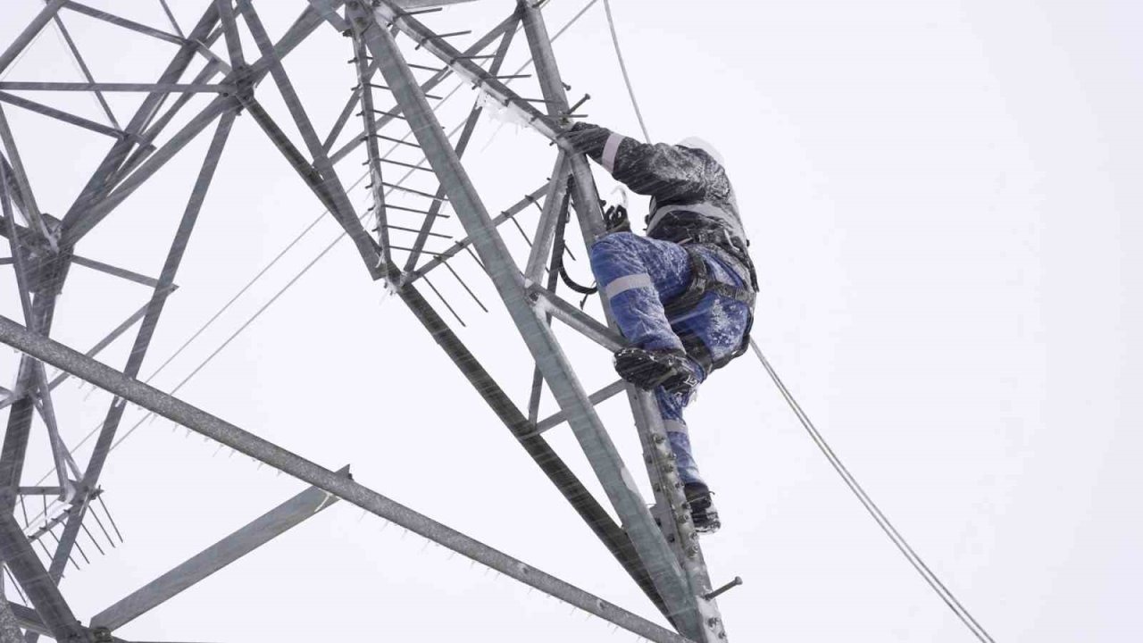 Bakan Bayraktar: "Vatandaşlarımıza kesintisiz enerji akışı sağlamak için ekiplerimiz 7 gün 24 saat sahada"