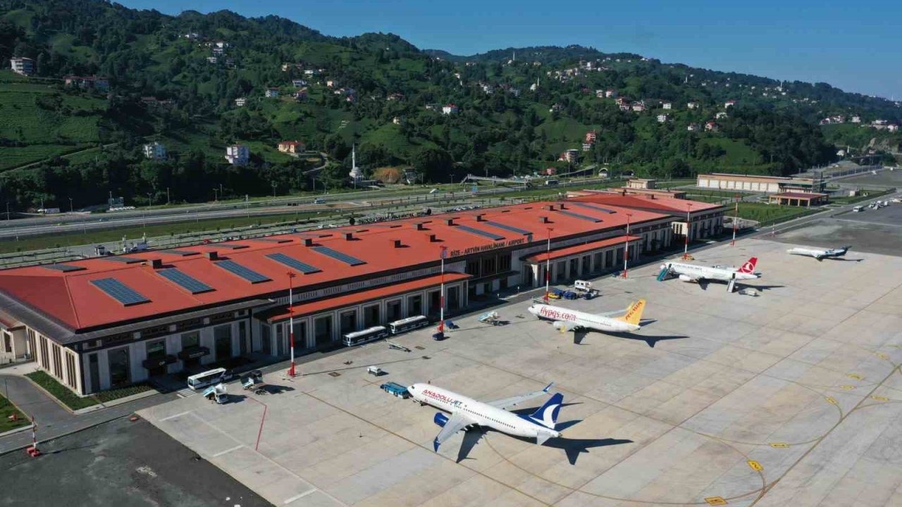 Bakan Uraloğlu: "12 aylık dönemde üst geçişler ile birlikte toplam 2 milyon 507 bin 399 uçak trafiğine ulaştık"