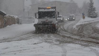 Belediye ekipleri sahada, vatandaşın gözü kaldırımlarda