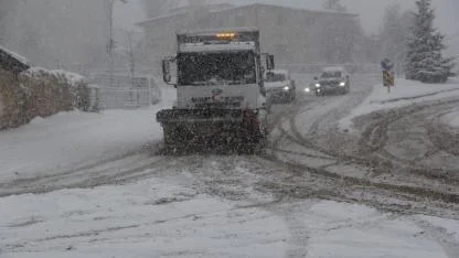 Belediye ekipleri sahada, vatandaşın gözü kaldırımlarda