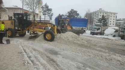 Belediyenin kar mesaisi sürüyor...