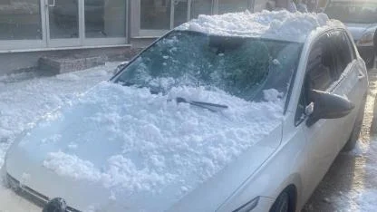 Çatıdan düşen kar kütlesi otomobili hurdaya çevirdi!
