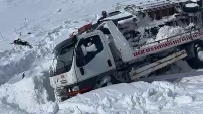 Çekici taşıdığı araç ile şarampole devrildi