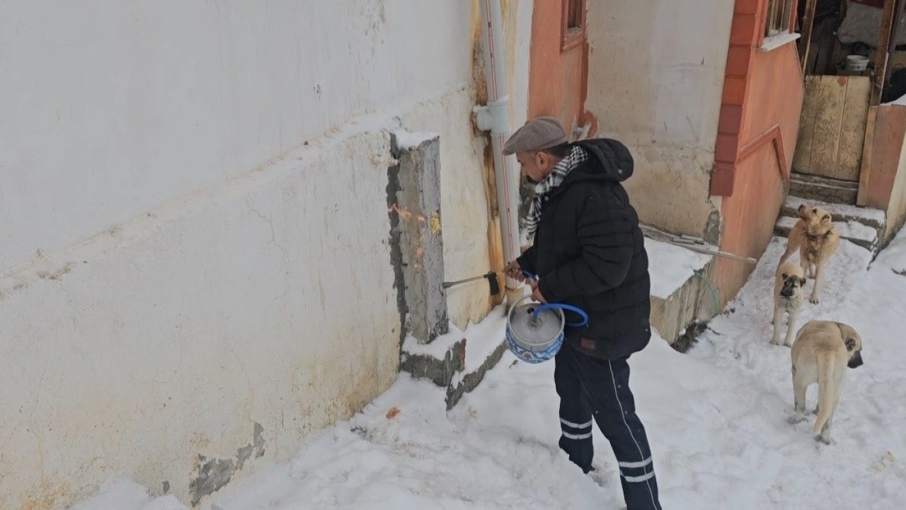 Doğu buz kesti: Donan su şebekeleri pürmüzle ısıtılmaya çalışıldı