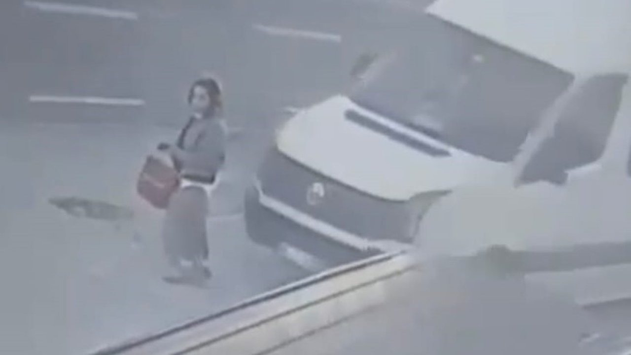 Dolmuş bekleyen kadın minibüsün altında böyle kaldı