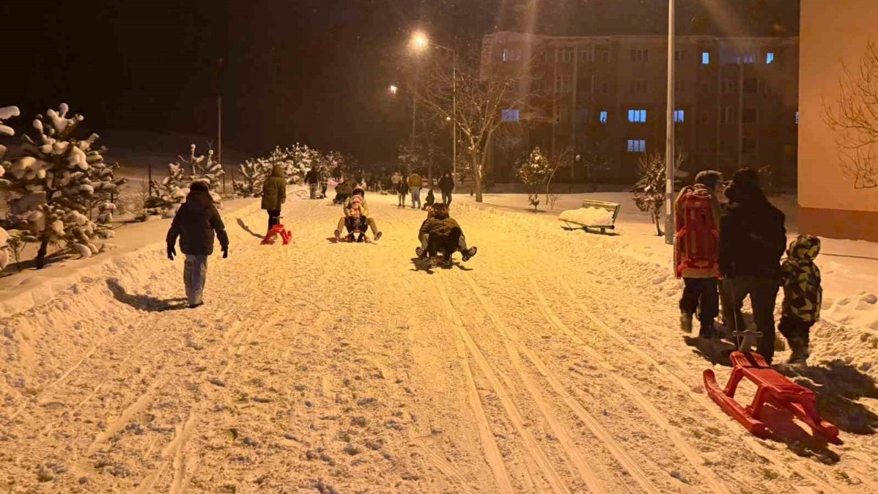 Eksi 20 derecede halay çektiler, kızaklarla kaydılar