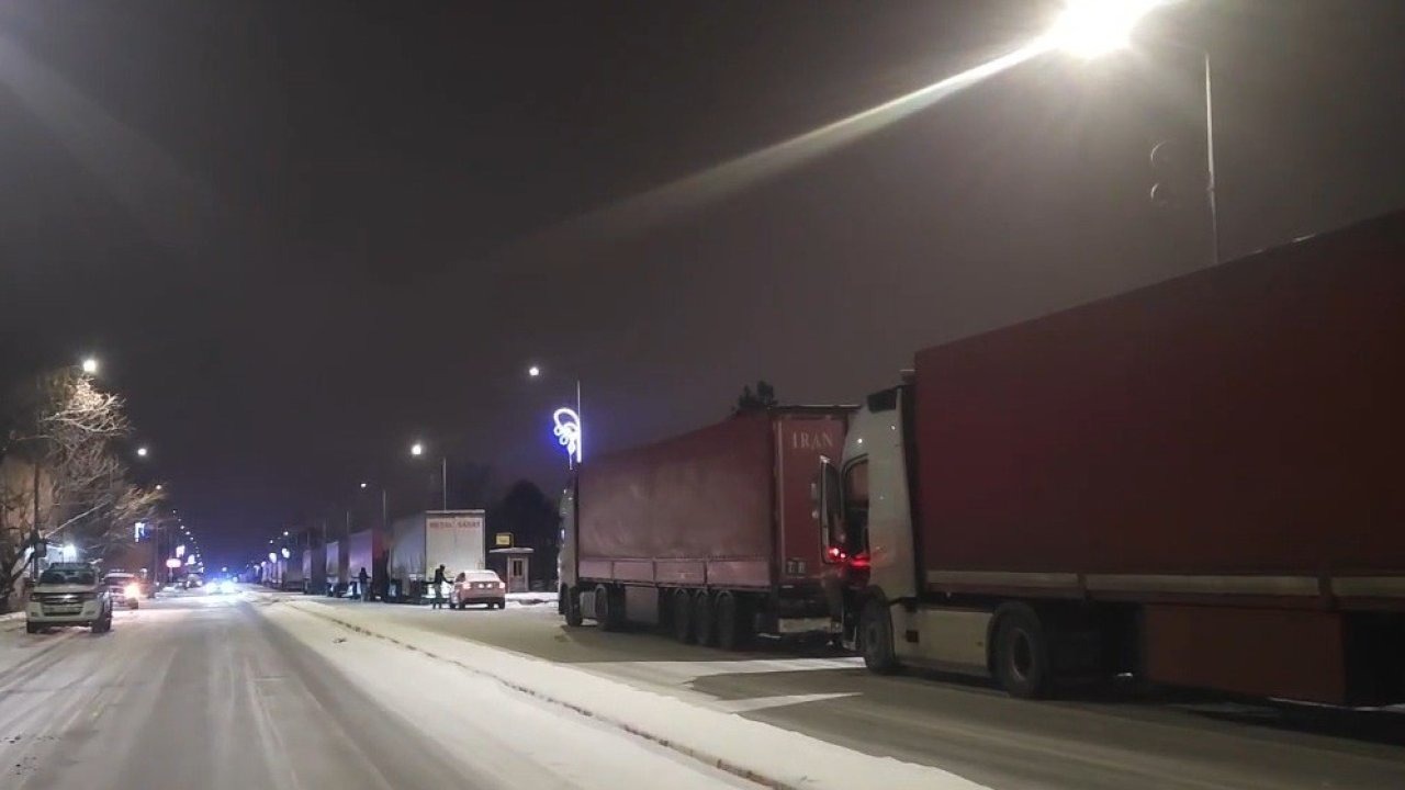 Erzincan-Sivas karayolu çığ nedeniyle bir süre ulaşıma kapandı