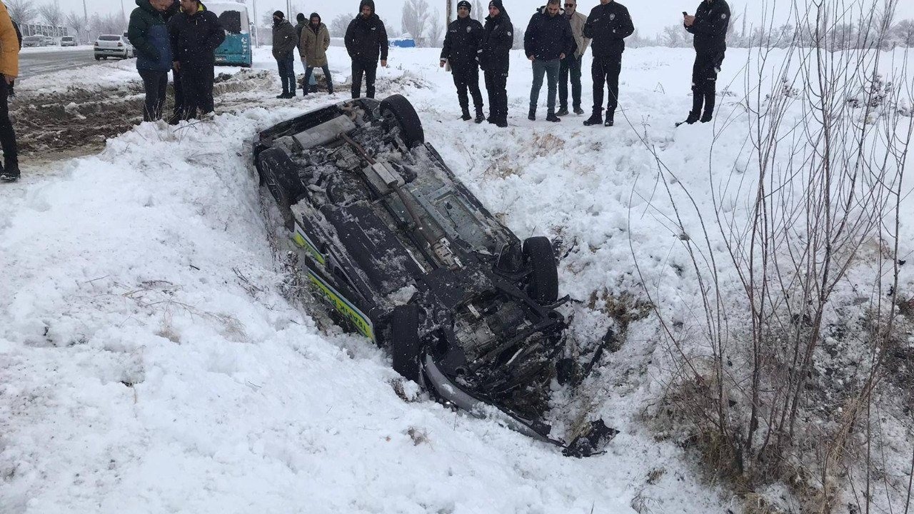 Erzincan’da polis aracı şarampole uçtu: 2 polis yaralandı