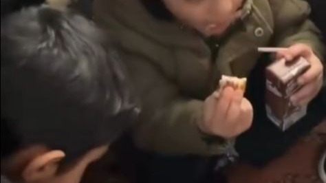 Erzincan’da servis kara saplandı, acıkan minik öğrenciler beslenme çantalarına sarıldı