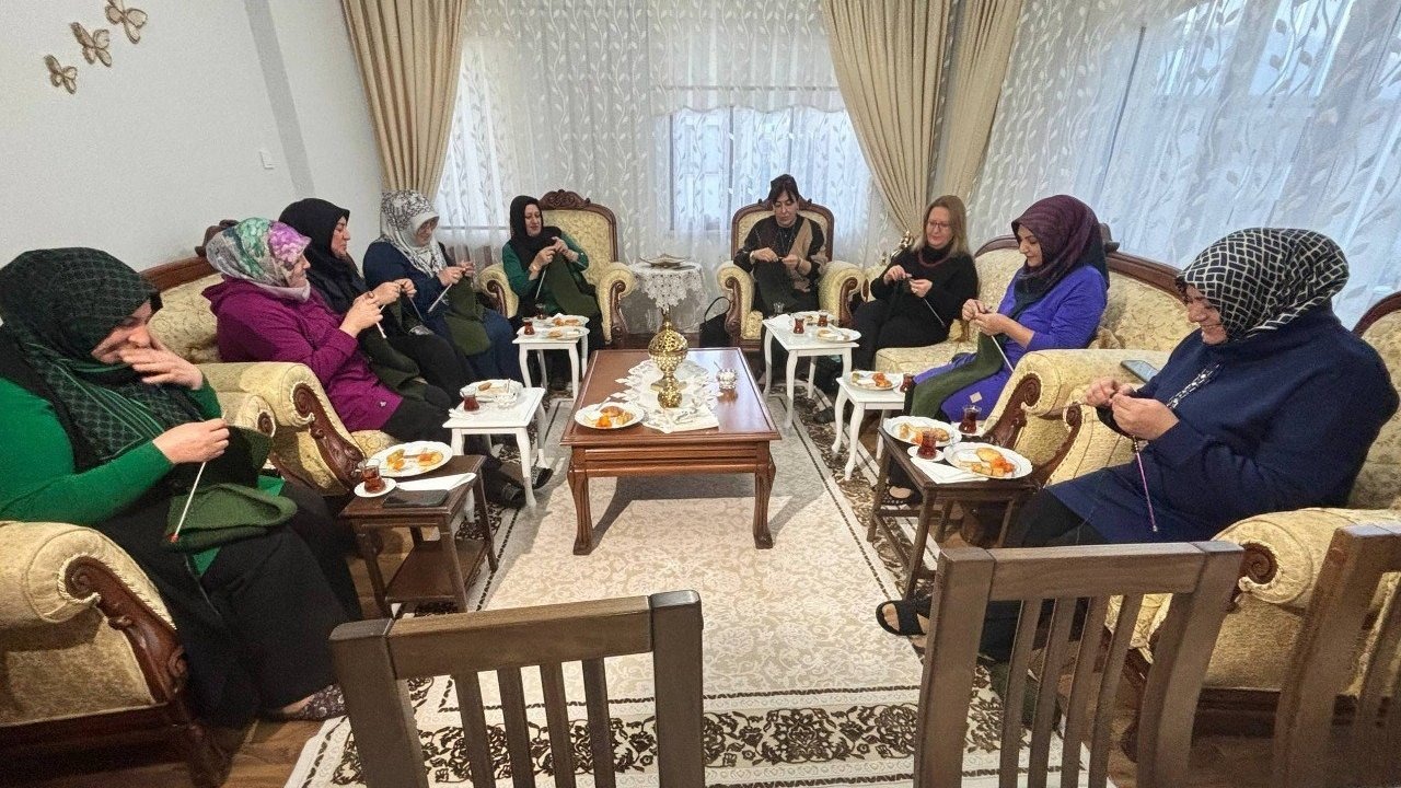 Erzincanlı gönüllü annelerden Mehmetçiğe ilmek ilmek destek