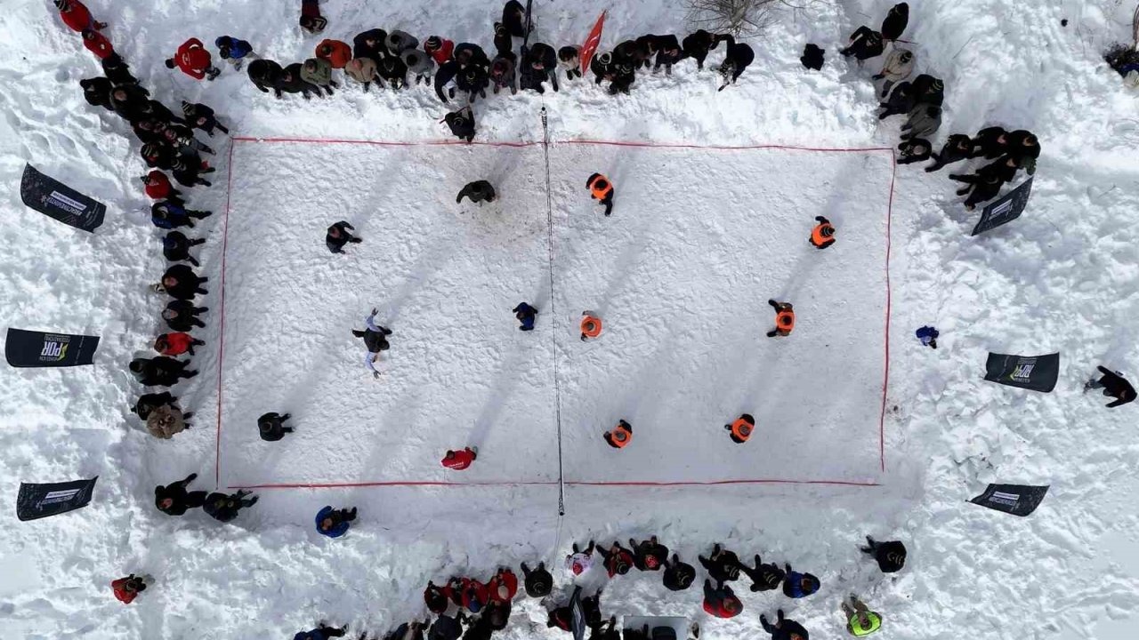 Gümüşhane’de 33. Kar Voleybolu Şenliği Ahmet Çalık anısına düzenlendi