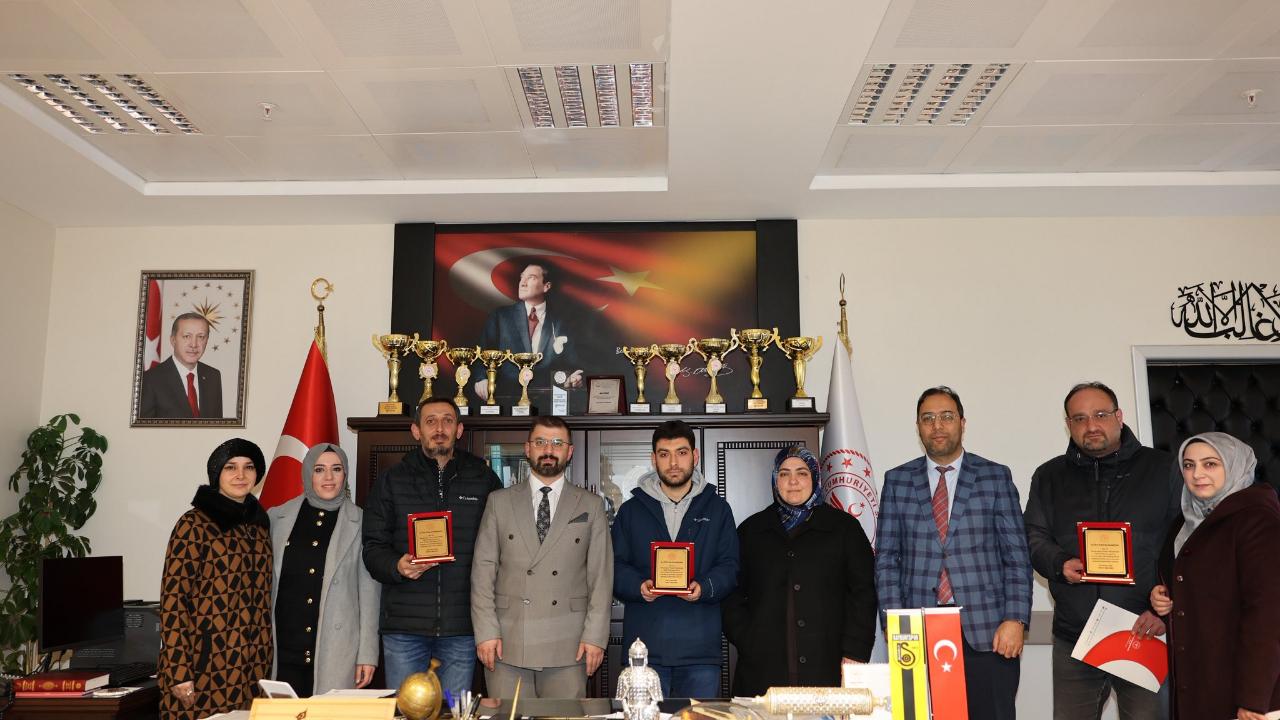 İl Sağlık Müdürü Sivlim’den başarılı sağlıkçılara plaket