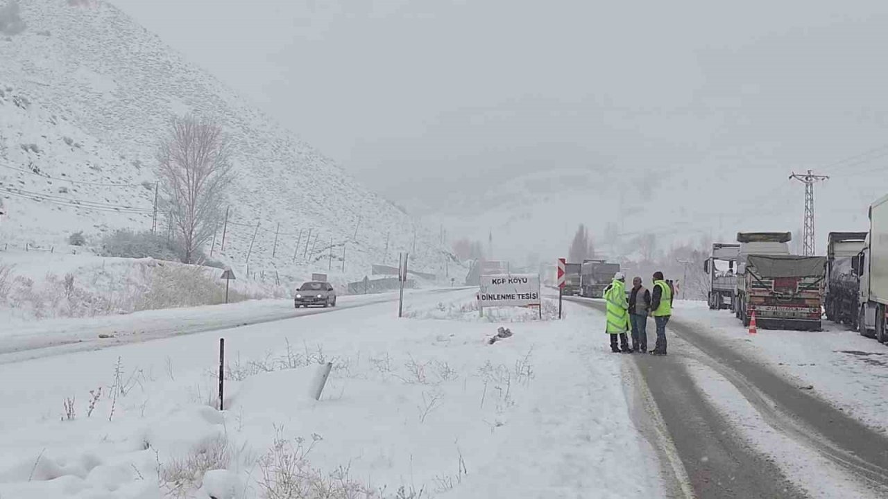 Kop Geçidi’nde çığ: Bitmeyen Kop Tüneli kış çilesini yine hatırlattı