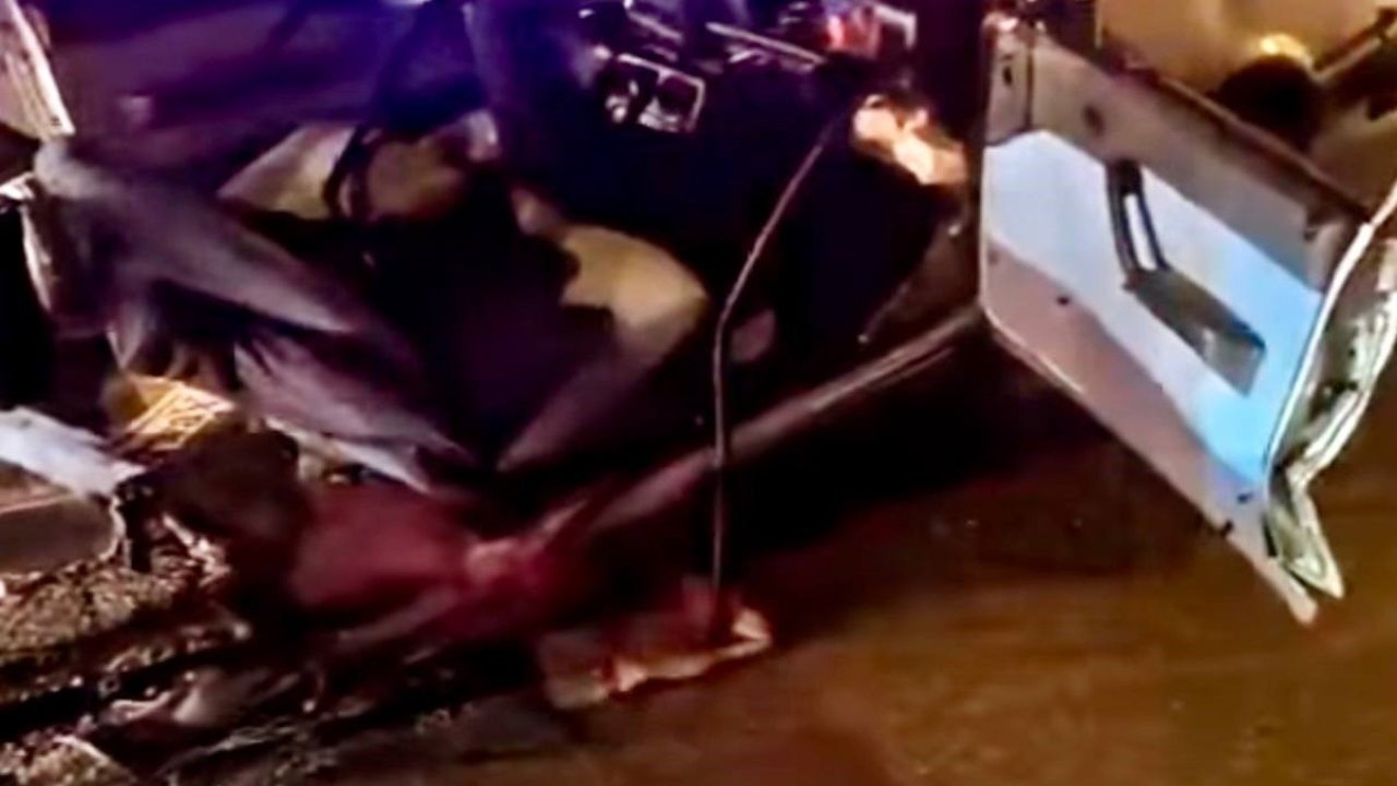 Otomobil kazada ikiye bölündü: 4 yaralı