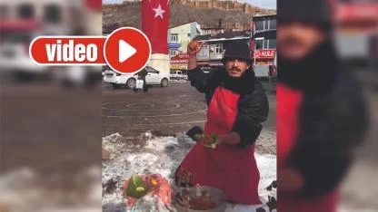 Dondurucu soğuğa aldırmadı, karlar üstünde çiğ köfte yoğurdu