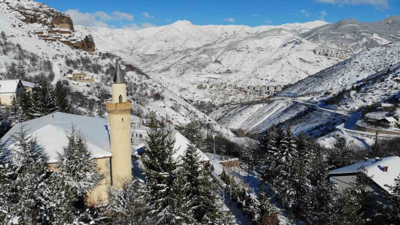 Tarihi Süleymaniye Mahallesinden kar manzaraları