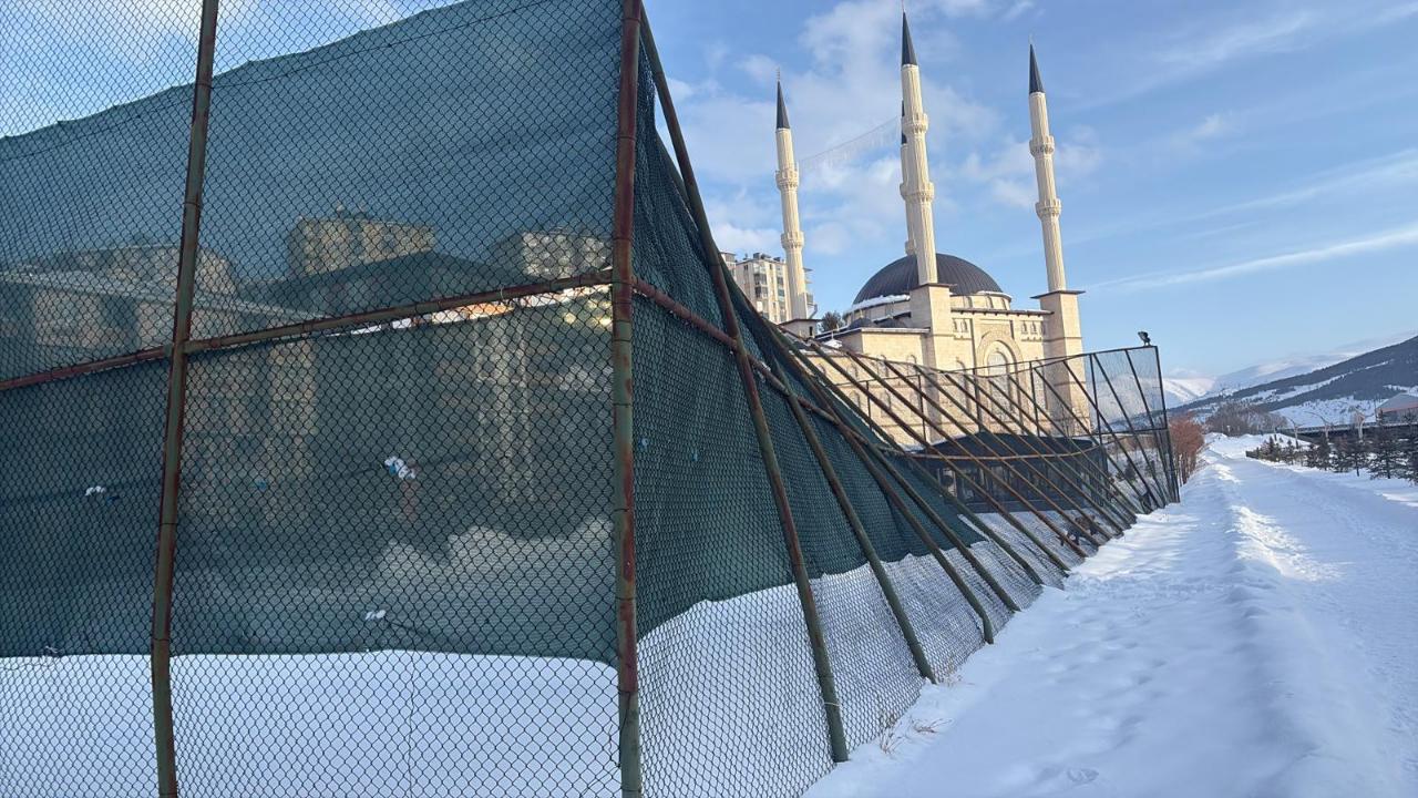 Tenis sahası kara dayanamadı!