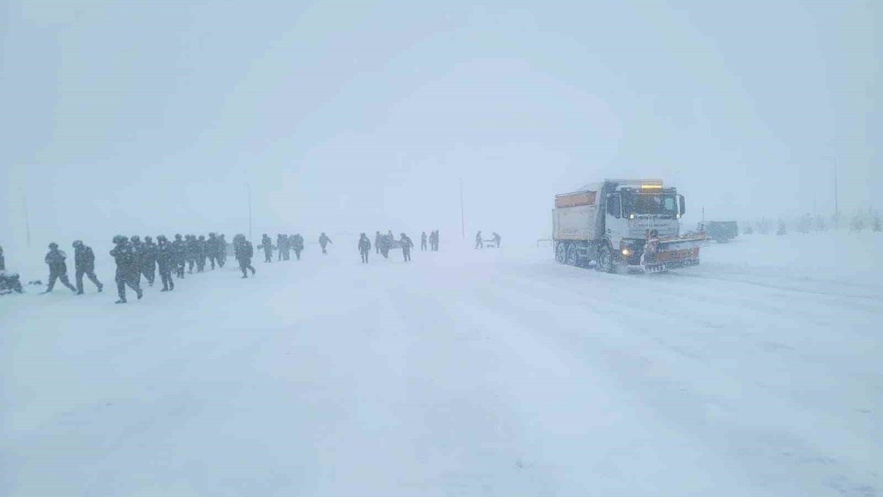 Yolda kalan sürücülerin yardımına ekipler yetişti