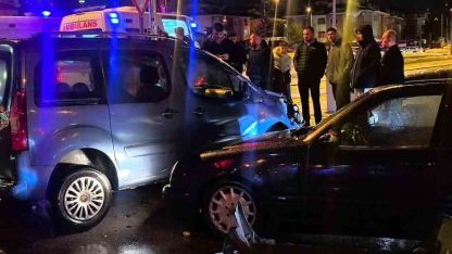 Kırmızı ışık ihlali kazaya neden oldu: 2 yaralı