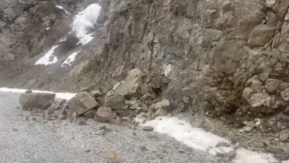 Erzincan’daki 4,9’luk depremin merkez üssünden yeni görüntüler: Kaya parçaları yola böyle düştü