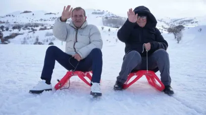 Yaşlıların kar eğlencesi: Kızakla kaydılar, kar motoruyla tur attılar