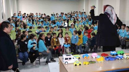 Öğrencilere yönelik sağlık eğitimleri sürüyor