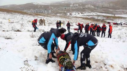 Bayburt’ta gerçeği aratmayan tatbikat: 3 kişi çığ altından çıkarıldı!