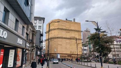 Şehrin merkezinde binayı kereste ile paketlediler