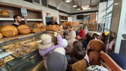 Miniklerden askıda ekmek uygulamasına destek