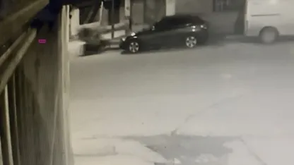 Motosiklet önce yayaya ardından duvara çarptı: 3 yaralı