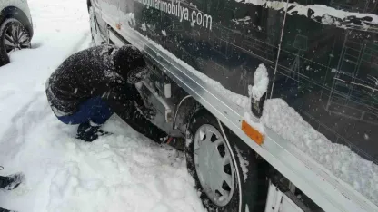 Kar kalınlığı 30 cm'yi aştı: Araçlar yolda kaldı!