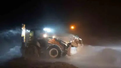 Fırtınada yolda kalan taksi ekiplerce kurtarıldı