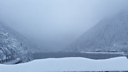 Uzungöl beyaza büründü: Kar kalınlığı 1 metreyi aştı